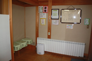 此為小空間浴室。輪椅使用者請使用此浴室。