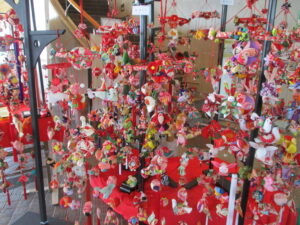 <span class="title">つりびなのお細工物教室作品展開催中</span>